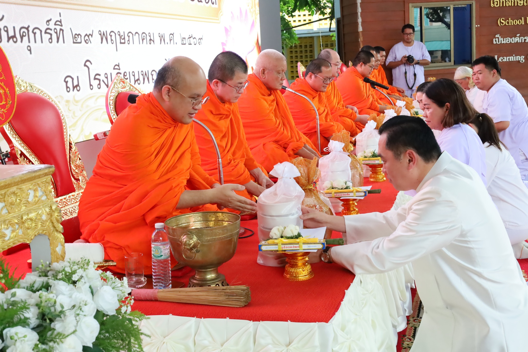 พิธีทำบุญตักบาตรและเจริญพระพุทธมนต์ เนื่องในวันวิสาขบูชา ประจำปี 2569