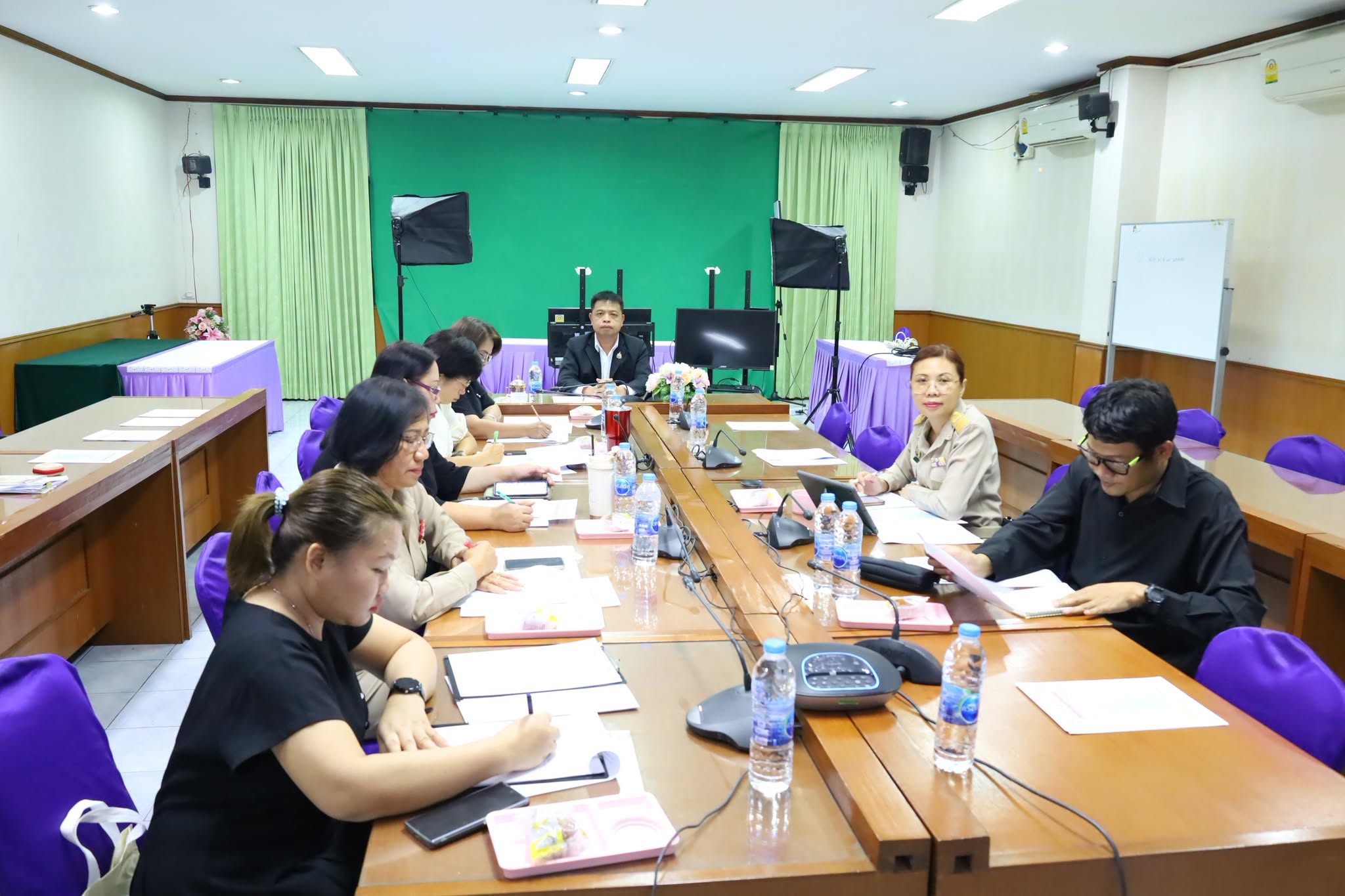 ประชุมการดําเนินงานยกย่องเชิดชูเกียรติครูและบุคลากรทางการศึกษา ลูกจ้างประจํา ประจําปีงบประมาณ พ.ศ. 2…