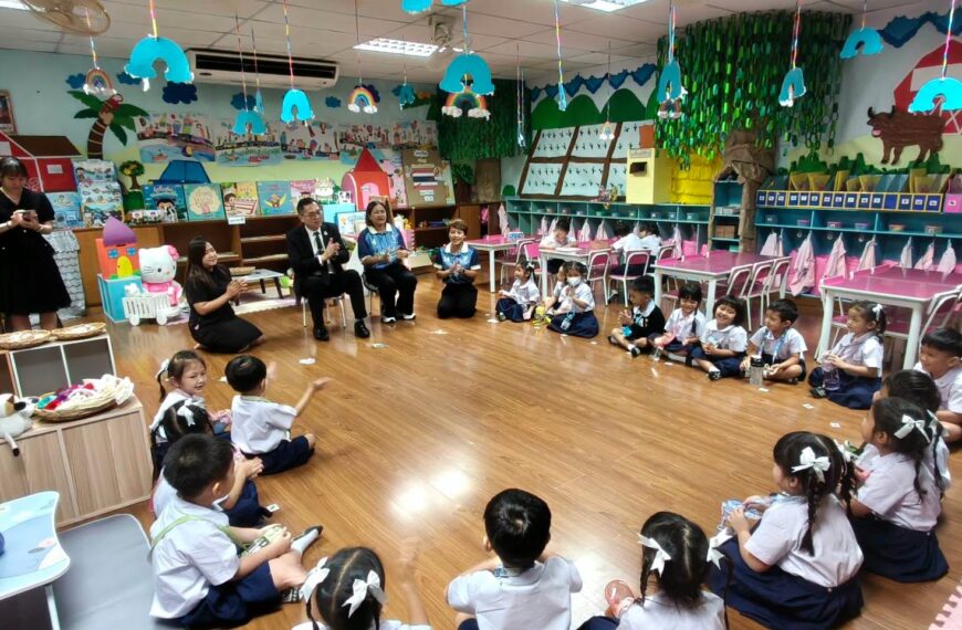 ตรวจเยี่ยมการจัดเรียนการสอนระดับชั้นอนุบาลของโรงเรียนพญาไท