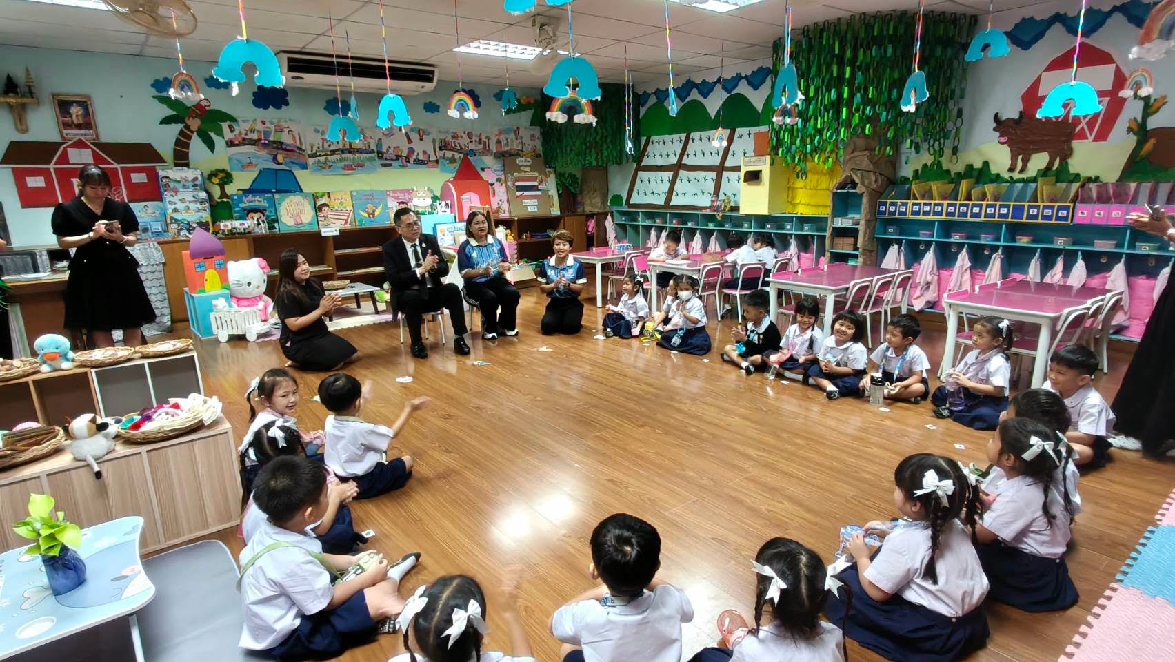 ตรวจเยี่ยมการจัดเรียนการสอนระดับชั้นอนุบาลของโรงเรียนพญาไท