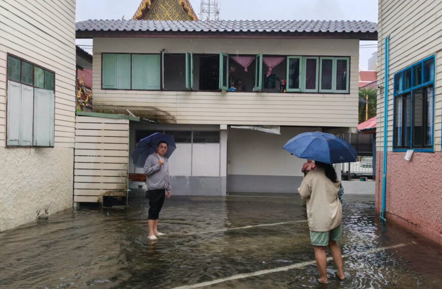 ผอ.สพป.กรุงเทพมหานคร ลงพื้นที่เฝ้าติดตามสถานการณ์น้ำท่วมณ โรงเรียนวัดอุทัยธาราม