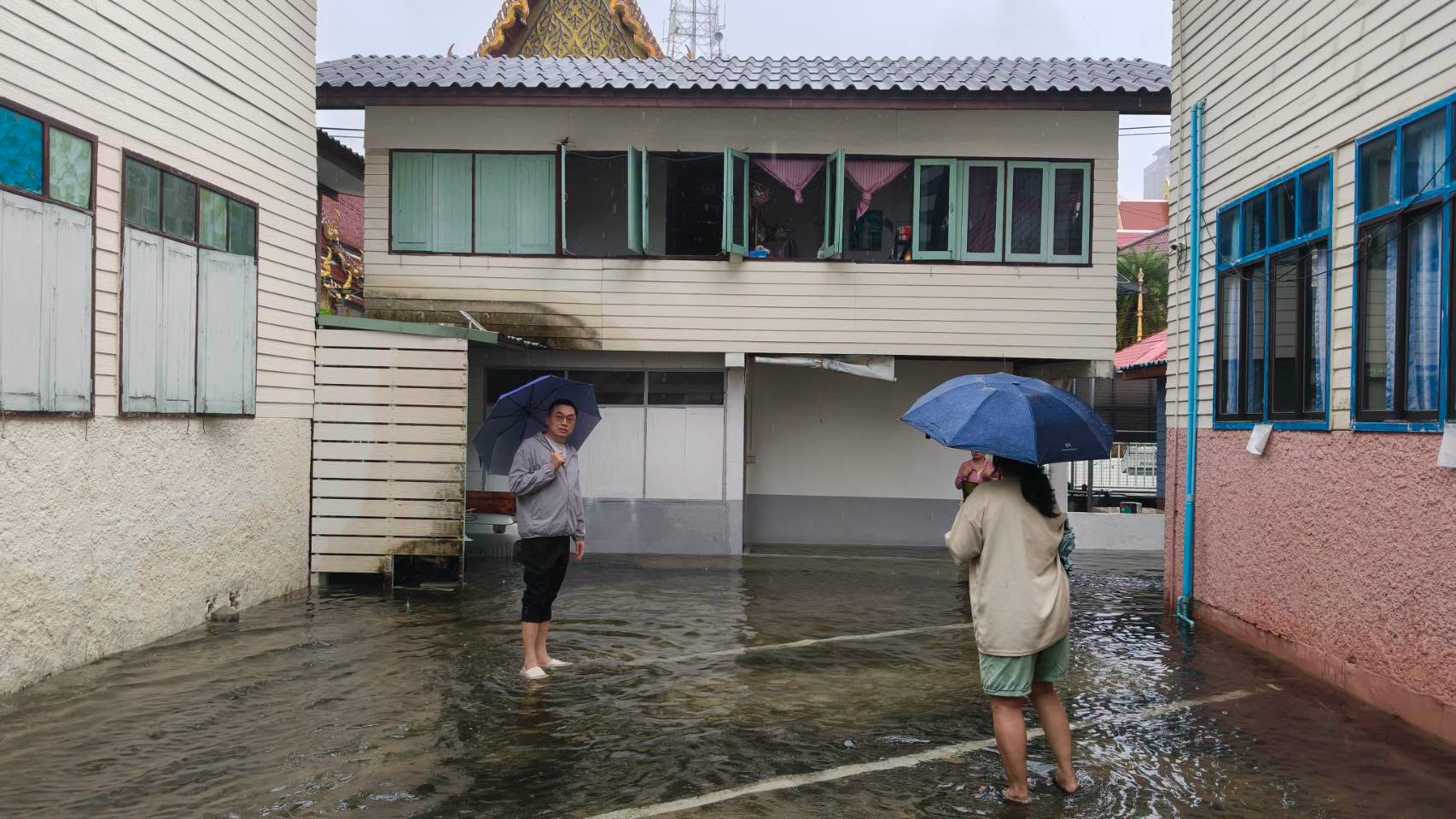 ผอ.สพป.กรุงเทพมหานคร ลงพื้นที่เฝ้าติดตามสถานการณ์น้ำท่วมณ โรงเรียนวัดอุทัยธาราม