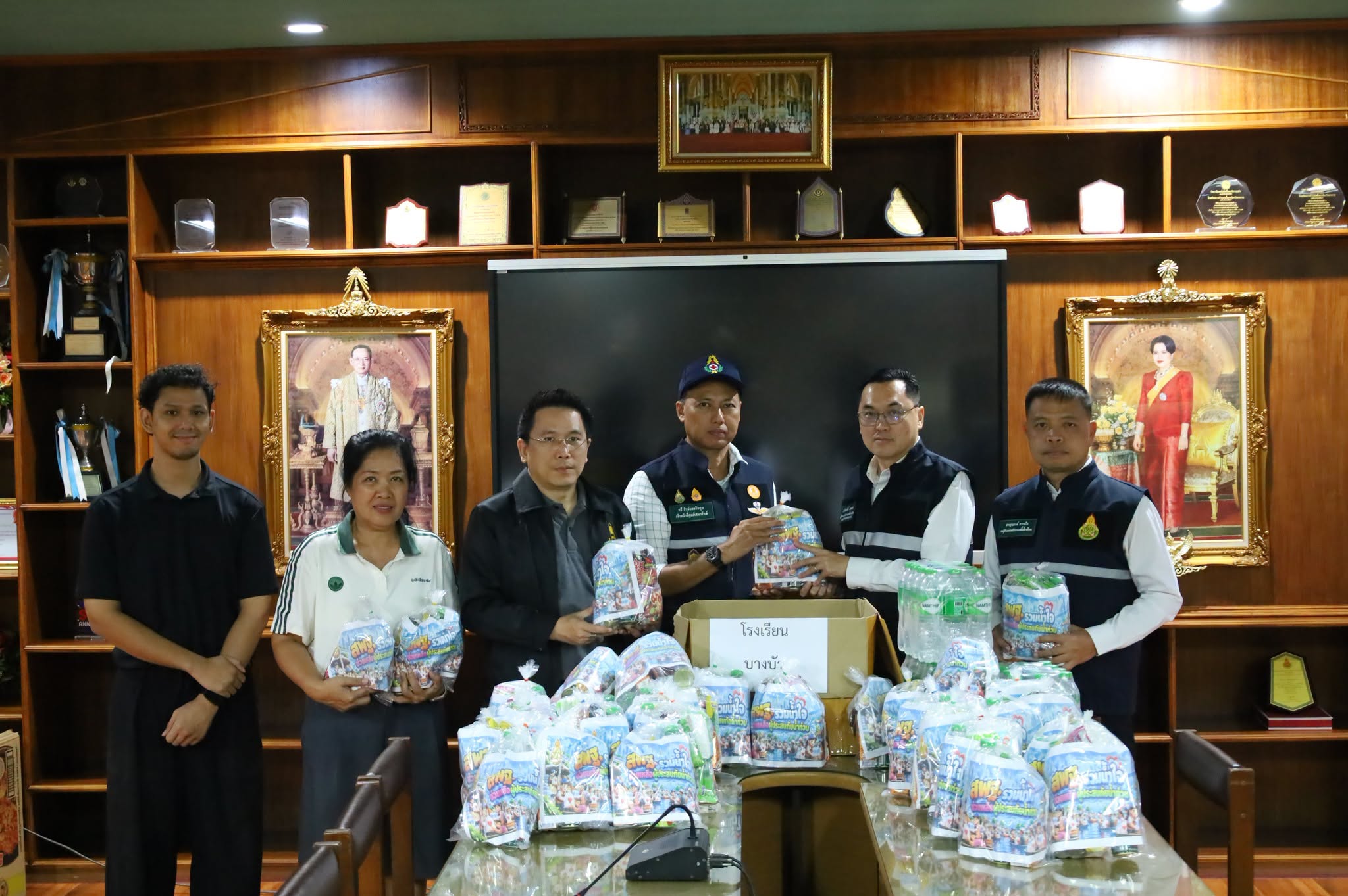 สพป.กรุงเทพมหานคร มอบถุงยังชีพและน้ำดื่มให้กับโรงเรียนบางบัว (เพ่งตั้งตรงจิตรวิทยาคาร) เพื่อช่วยเหลื…